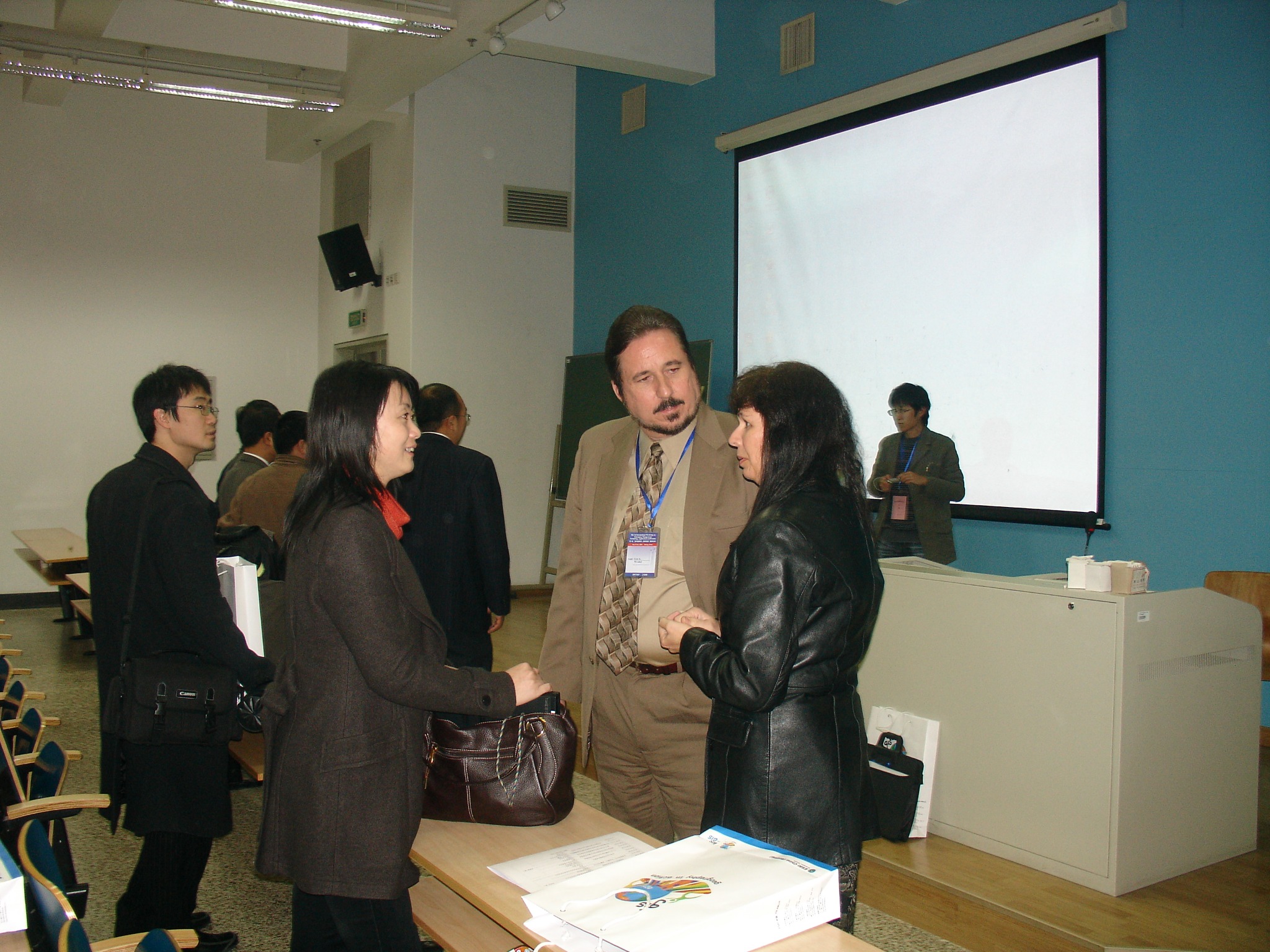 Leo and Sharon Wrobel speaking with a participant in Beijing